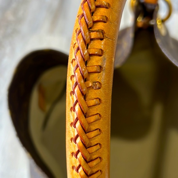 Louis Vuitton Artsy MM with Original Box and dust bag. Bonus shoulder strap. - Picture 7 of 17